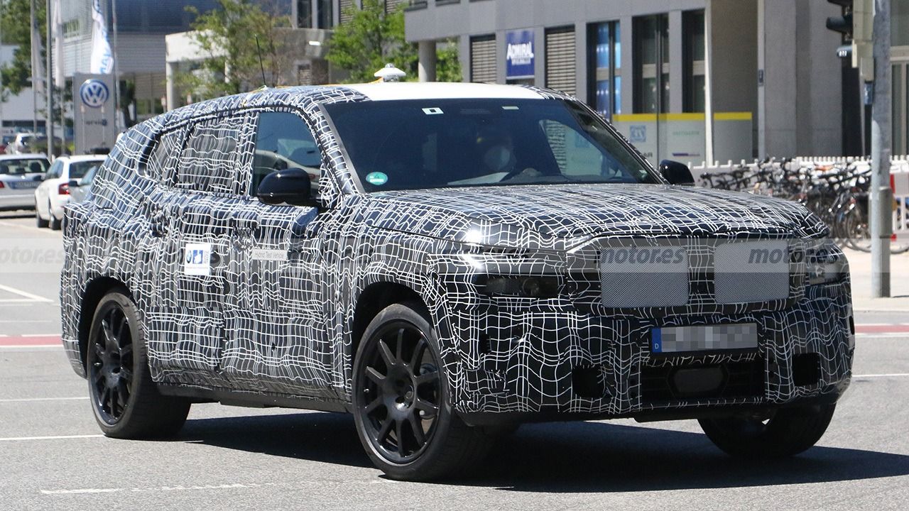 El futuro BMW X8 con mecánica híbrida es cazado con unos llamativos escapes