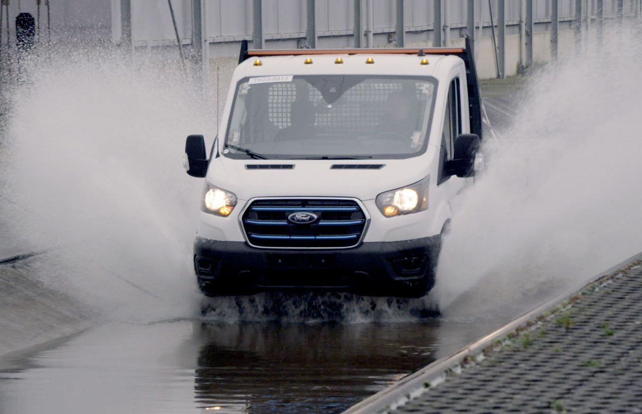 Echa un vistazo a las pruebas de los prototipos de la nueva Ford E-Transit 2022 [video]