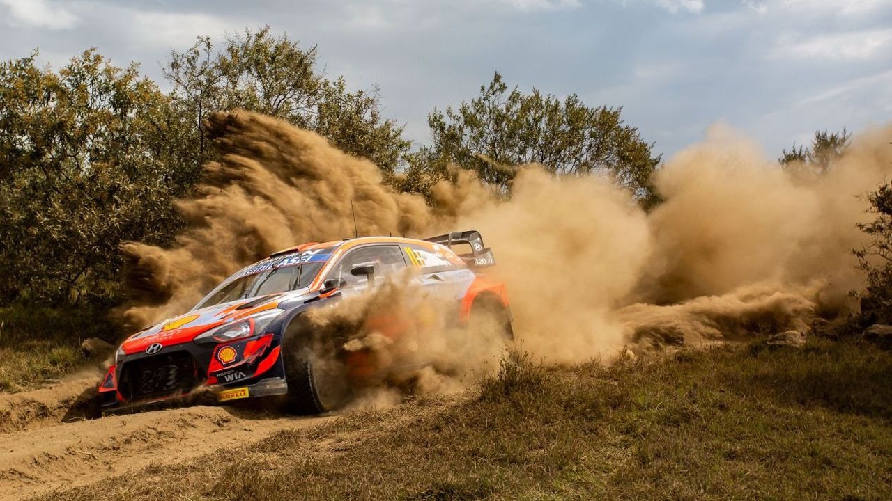 La lluvia da un susto a Neuville y trastoca el podio del Safari Rally