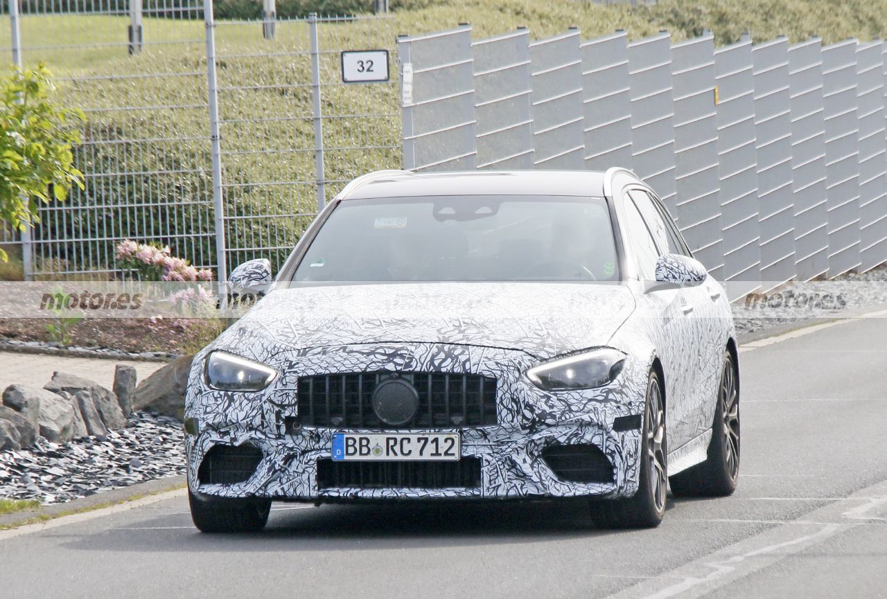 El nuevo Mercedes-AMG C 63 e Estate 2022 cazado más ligero de camuflaje