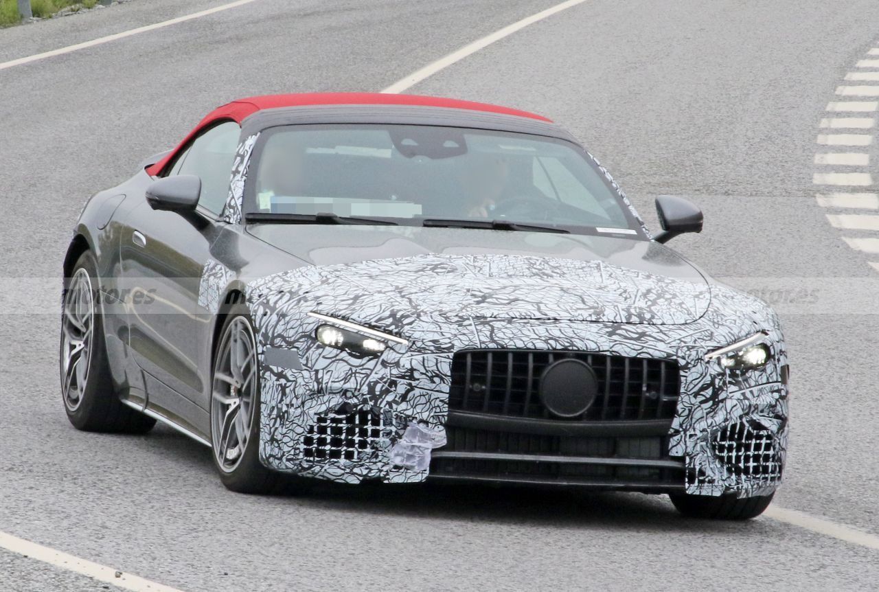 El nuevo Mercedes-AMG SL 63 pierde gran parte del camuflaje y revela su alerón activo