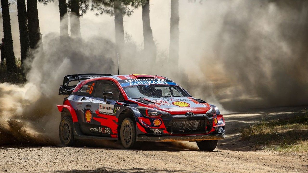 Ott Tänak cierra una gran etapa de viernes en el Rally de Italia-Cerdeña