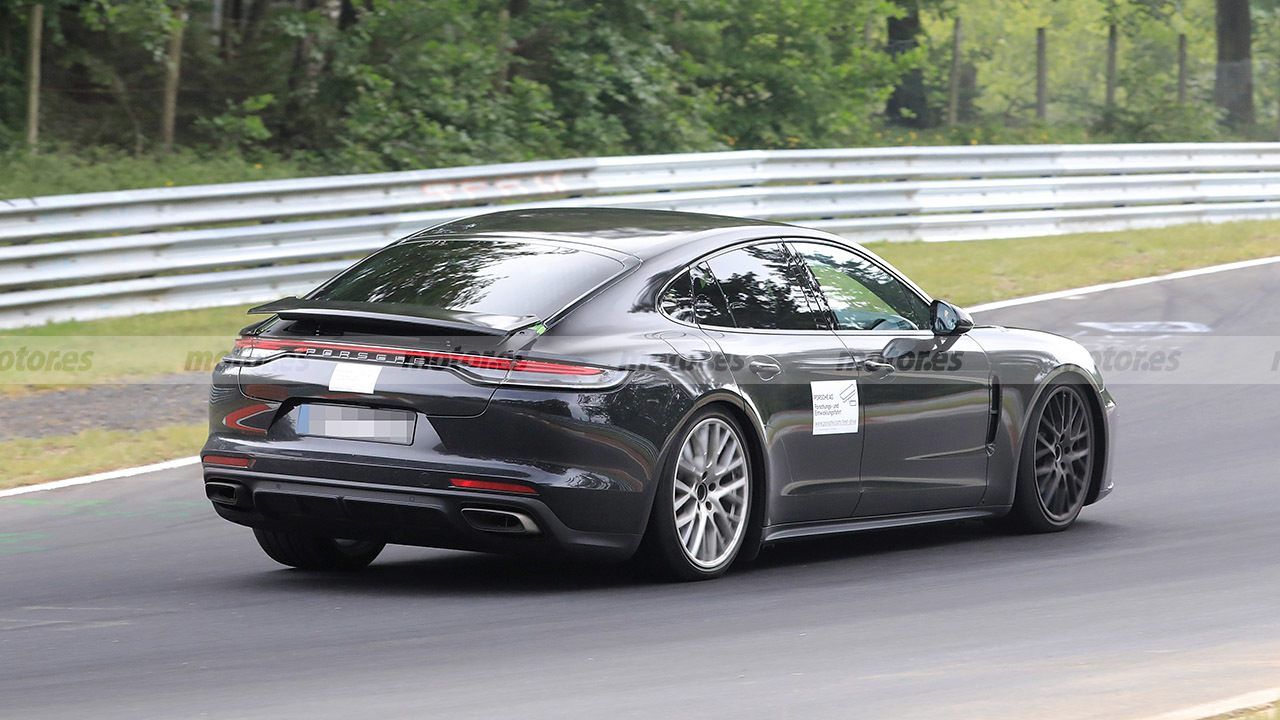 Porsche Panamera 2022 - foto espía posterior