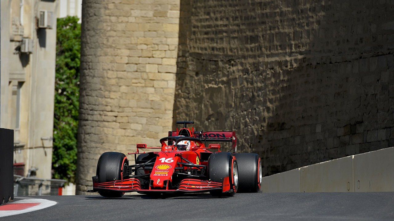 Leclerc culmina su segunda pole consecutiva en una caótica clasificación