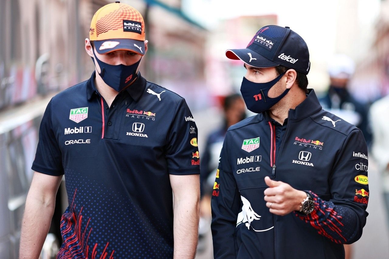 Verstappen se ve fuerte junto a Pérez: «Es genial tener dos coches al frente»