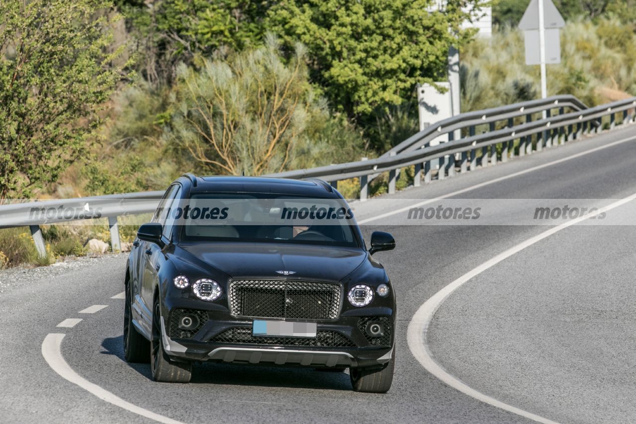 El nuevo Bentley Bentayga EWB 2022 traslada sus pruebas a climas más cálidos