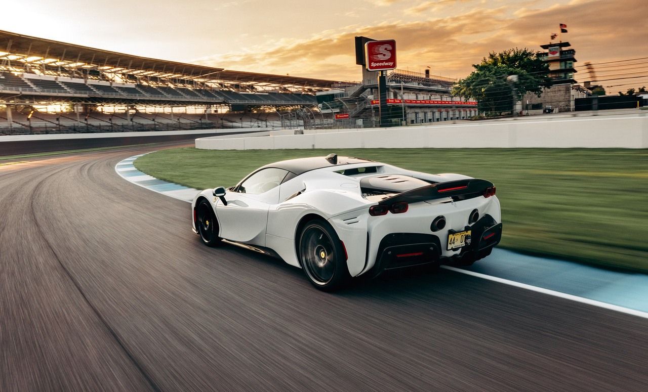 El Ferrari SF90 Stradale destroza el récord en el circuito de Indianápolis