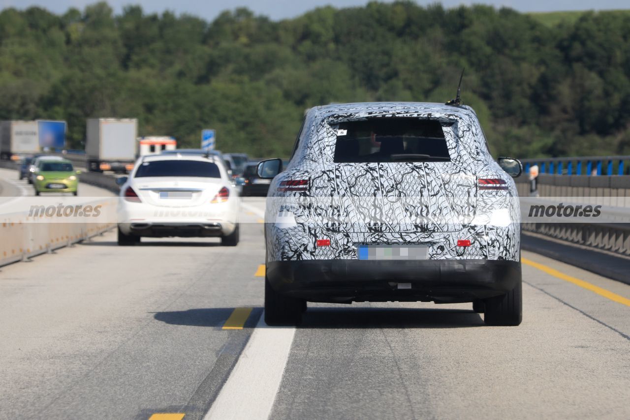 El nuevo Mercedes EQS SUV 2022 pierde camuflaje, al detalle en estas fotos espía