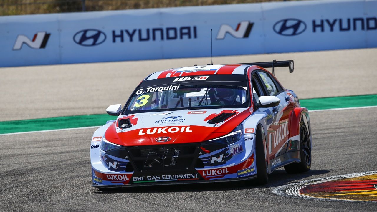 Tarquini supera a Azcona para ganar la primera carrera del WTCR en MotorLand