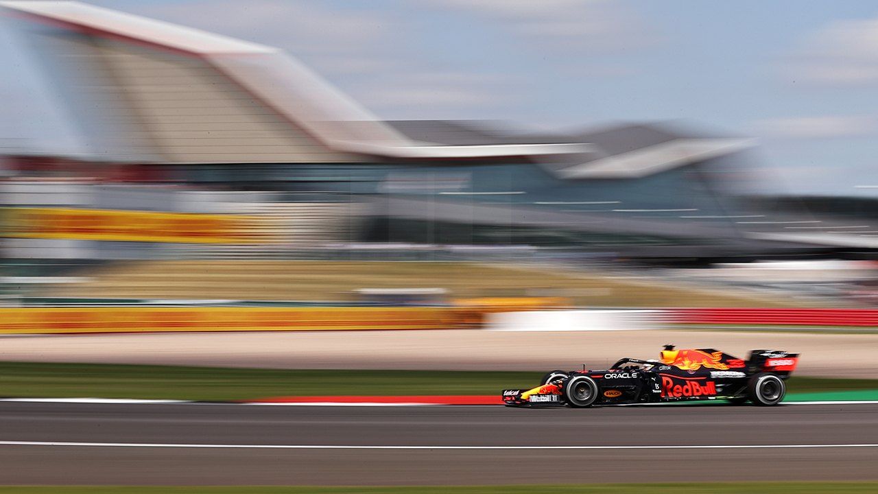 Verstappen domina en los únicos libres del viernes en Silverstone