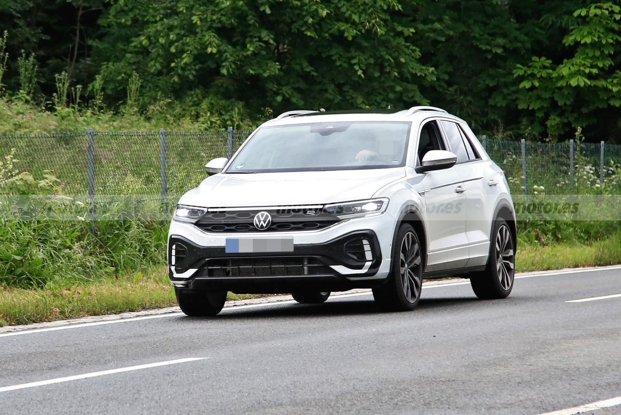 ¡Sin camuflaje! Los nuevos Volkswagen T-Roc y T-Roc R-Line facelift al desnudo