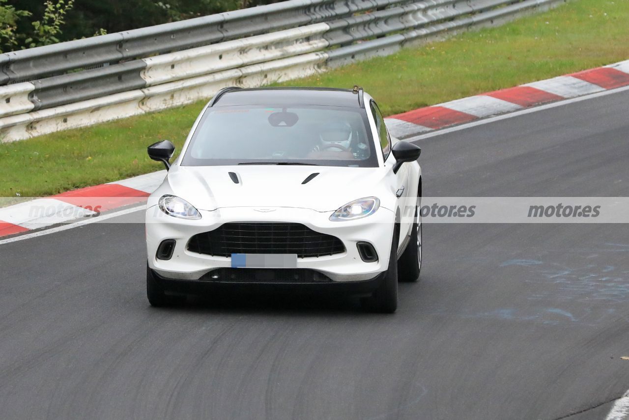 El Aston Martin DBX Hybrid 2022 estrena sus primeras pruebas en Nürburgring