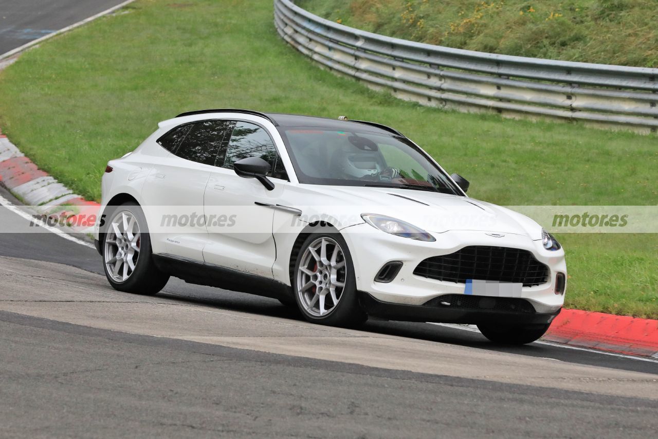 Foto espía Aston Martin DBX Hybrid 2022 en Nürburgring