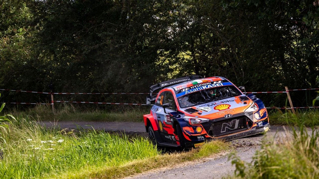 El belga Thierry Neuville sigue al frente de un accidentado Ypres Rally