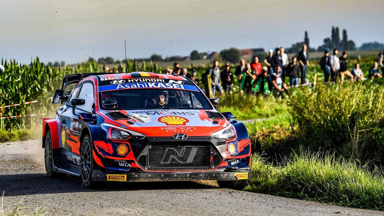 El belga Thierry Neuville sigue al frente de un accidentado Ypres Rally