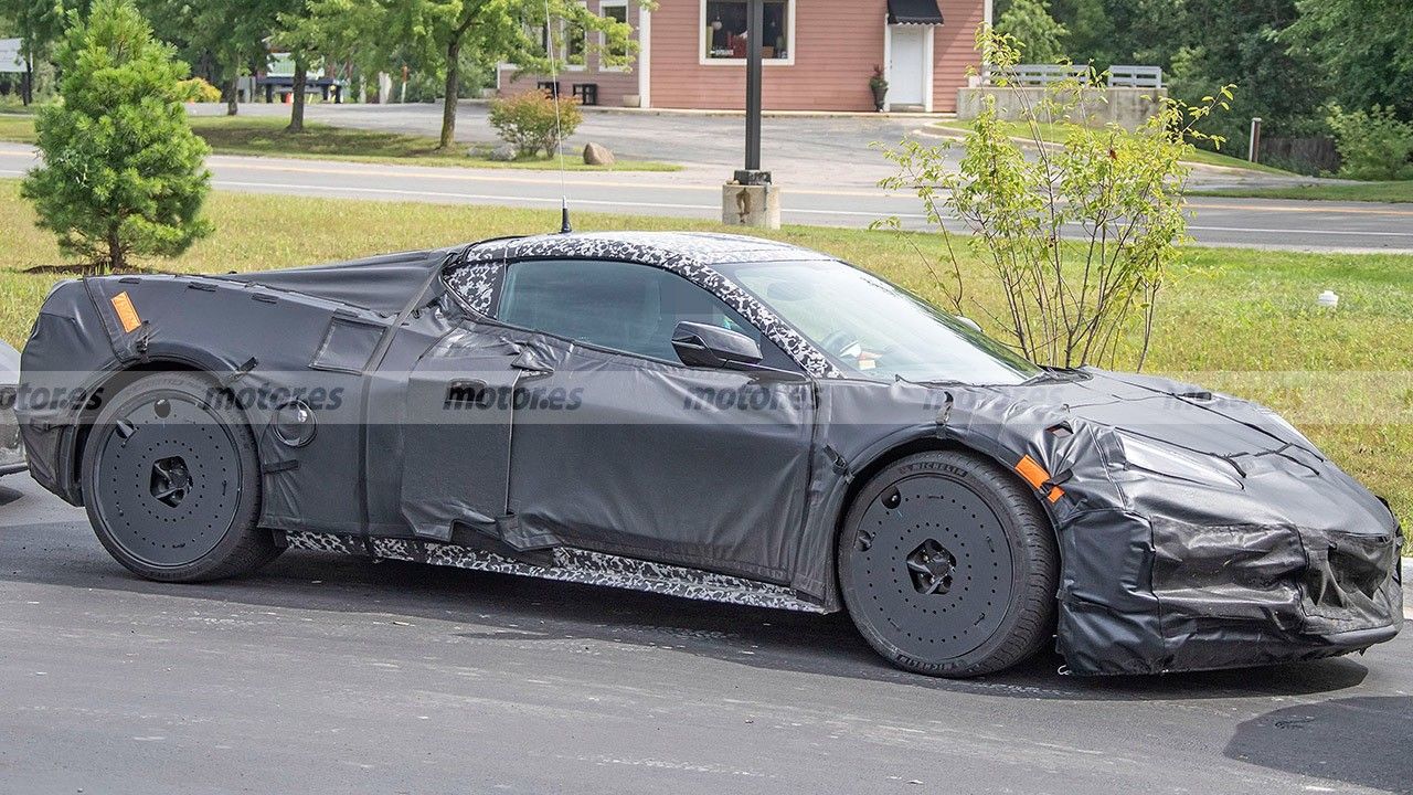 El nuevo Chevrolet Corvette híbrido es cazado, interior incluido, junto al Honda NSX