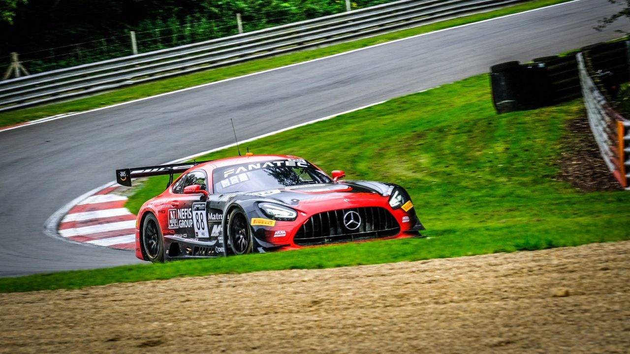 Doble pole para el Mercedes #88 de Marciello y Boguslavskiy en Brands Hatch