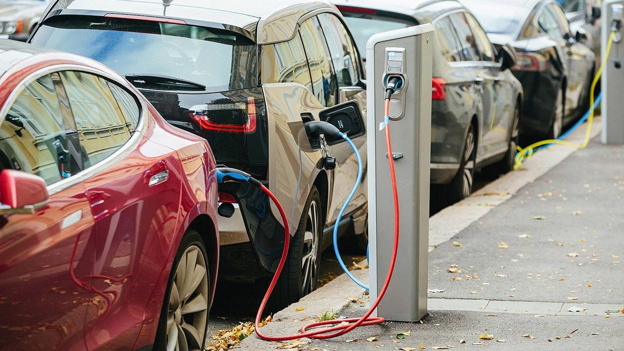 El precio de los coches eléctricos, ¿dónde ha bajado más? Análisis de la última década