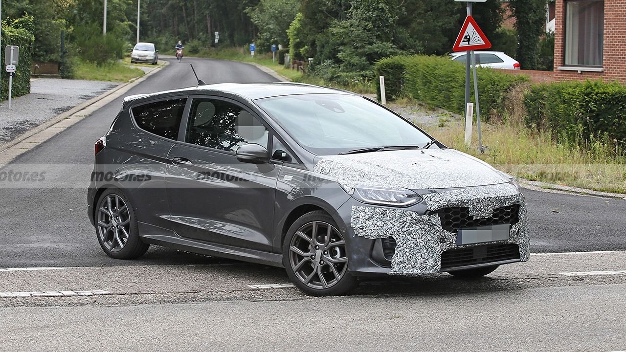 El nuevo Ford Fiesta 2022 se deja ver a plena luz del día con menos camuflaje