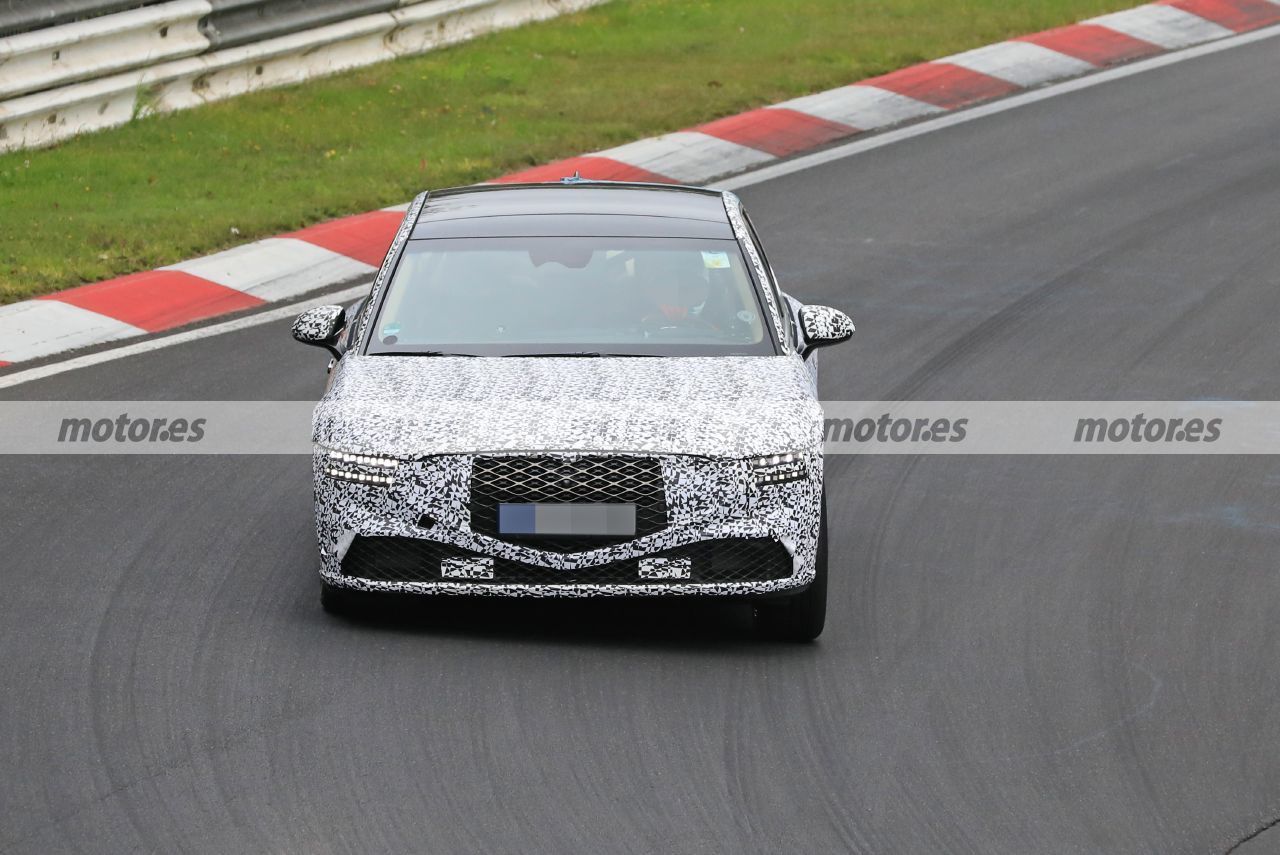 El nuevo Genesis G90 2022 pierde camuflaje en su primer paso por Nürburgring