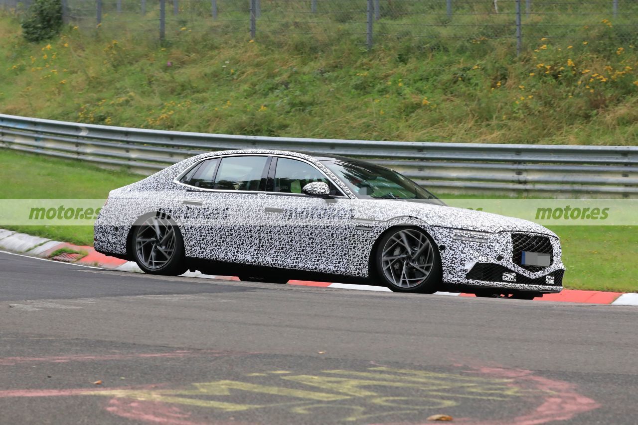 Foto espía de l Genesis G90 2022 en Nürburgring - exterior