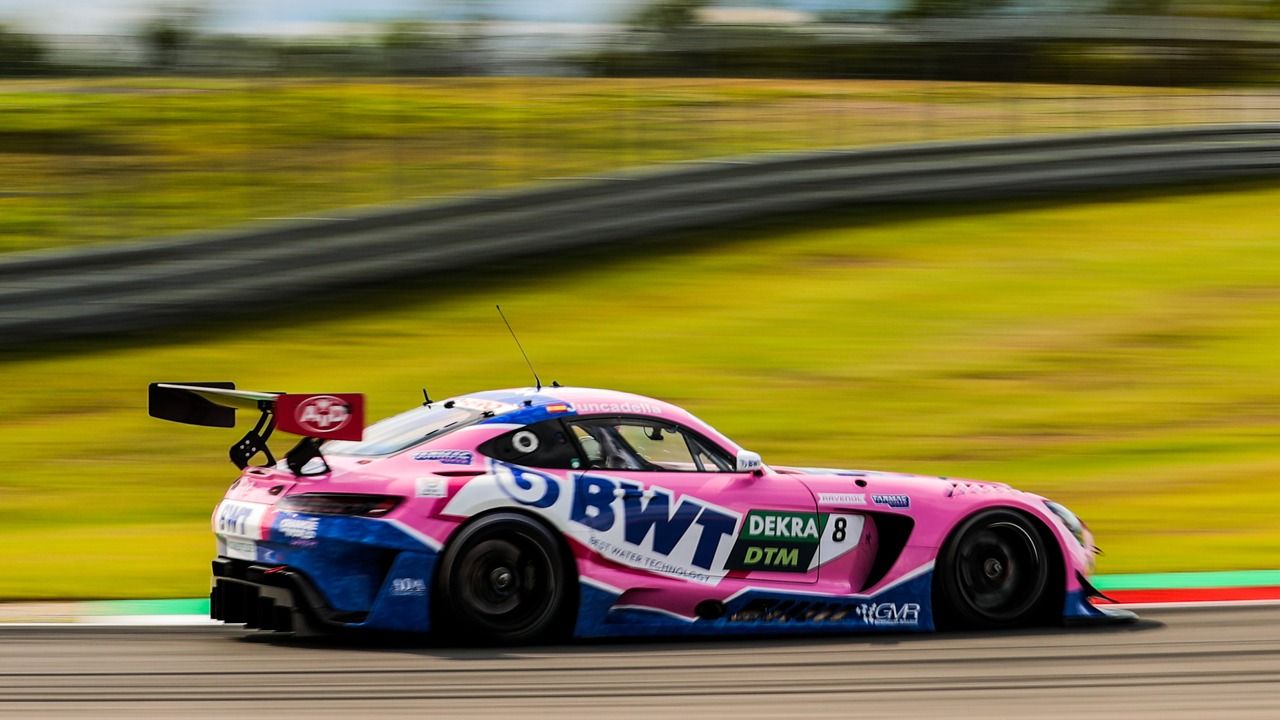 El líder Kelvin Van der Linde logra la primera pole del DTM en Nürburgring