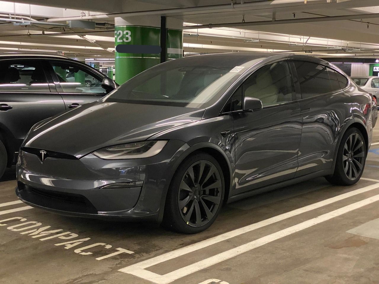 Un prototipo de preproducción del Tesla Model X Plaid cazado al desnudo en la calle