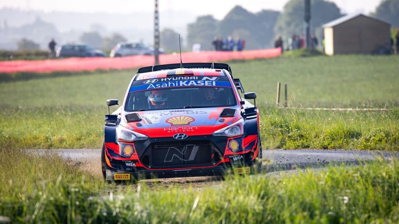 Thierry Neuville lidera el Ypres Rally ante un combativo Craig Breen