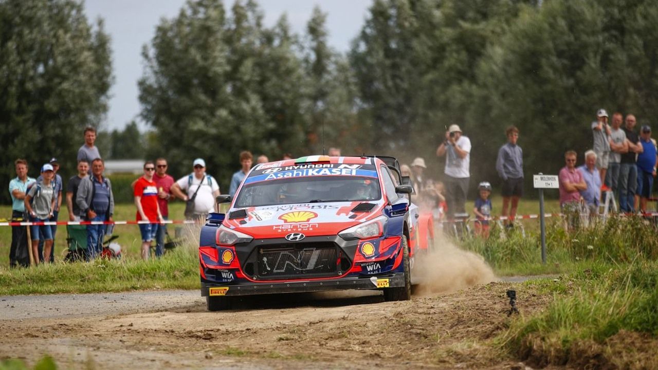 Thierry Neuville lidera el Ypres Rally ante un combativo Craig Breen