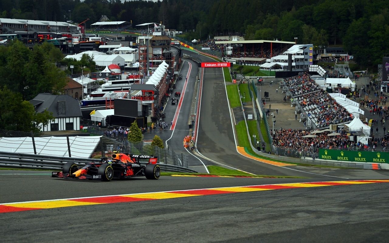 Todos los pilotos (excepto Hamilton) aprueban los cambios en Eau Rouge