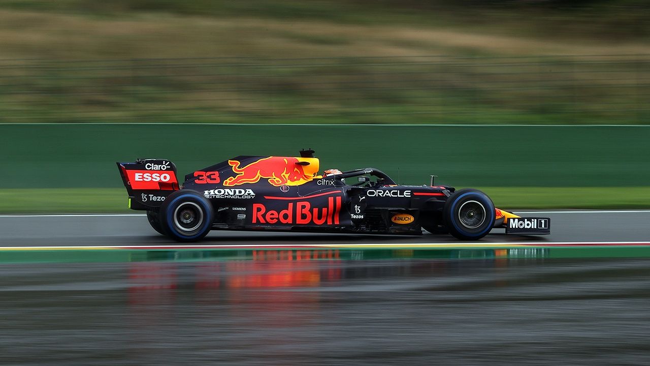 Verstappen hace la pole por delante del inesperado Russell en un Spa infernal