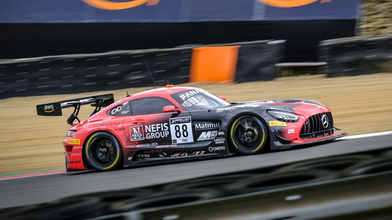 El Mercedes #88 pierde la victoria en la primera manga de Brands Hatch