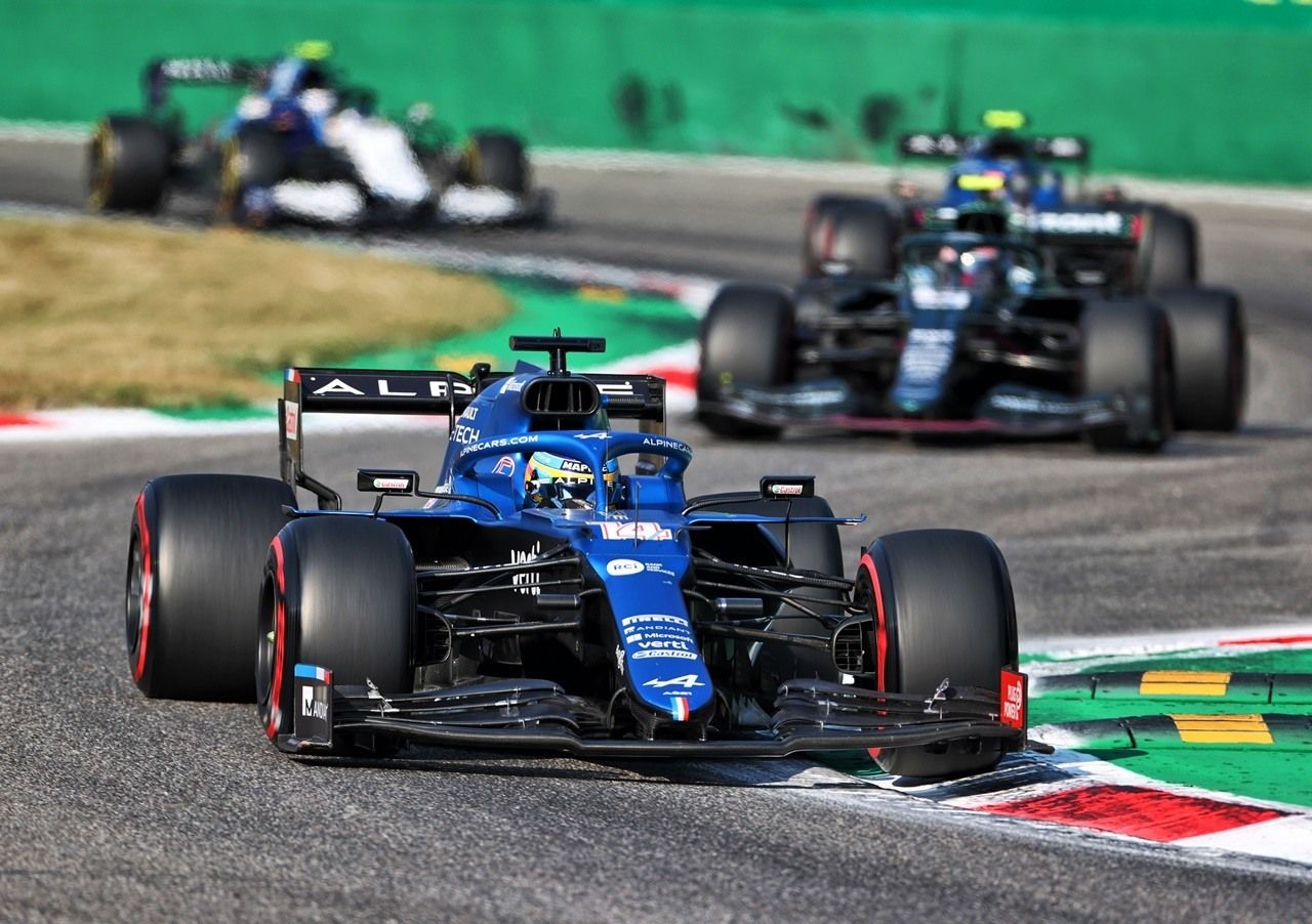 Alonso, mejor maniobra al sprint sin premio: «Maniobrar con estos 'miniautobuses' es difícil»