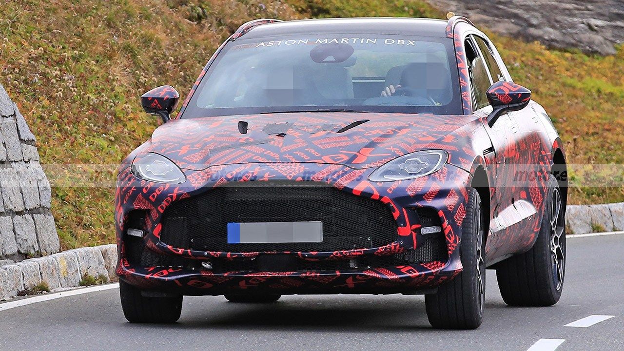 Aston Martin DBX S - foto espía frontal