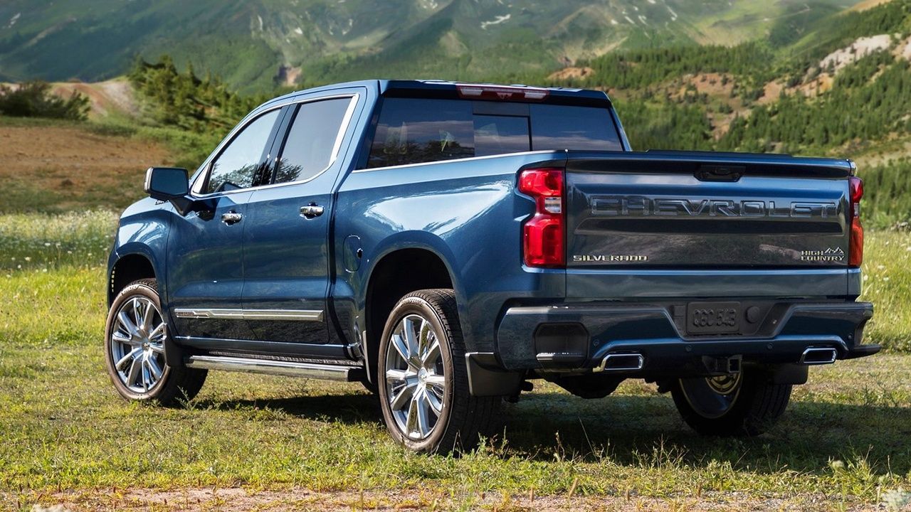 Chevrolet Silverado 2022 - posterior