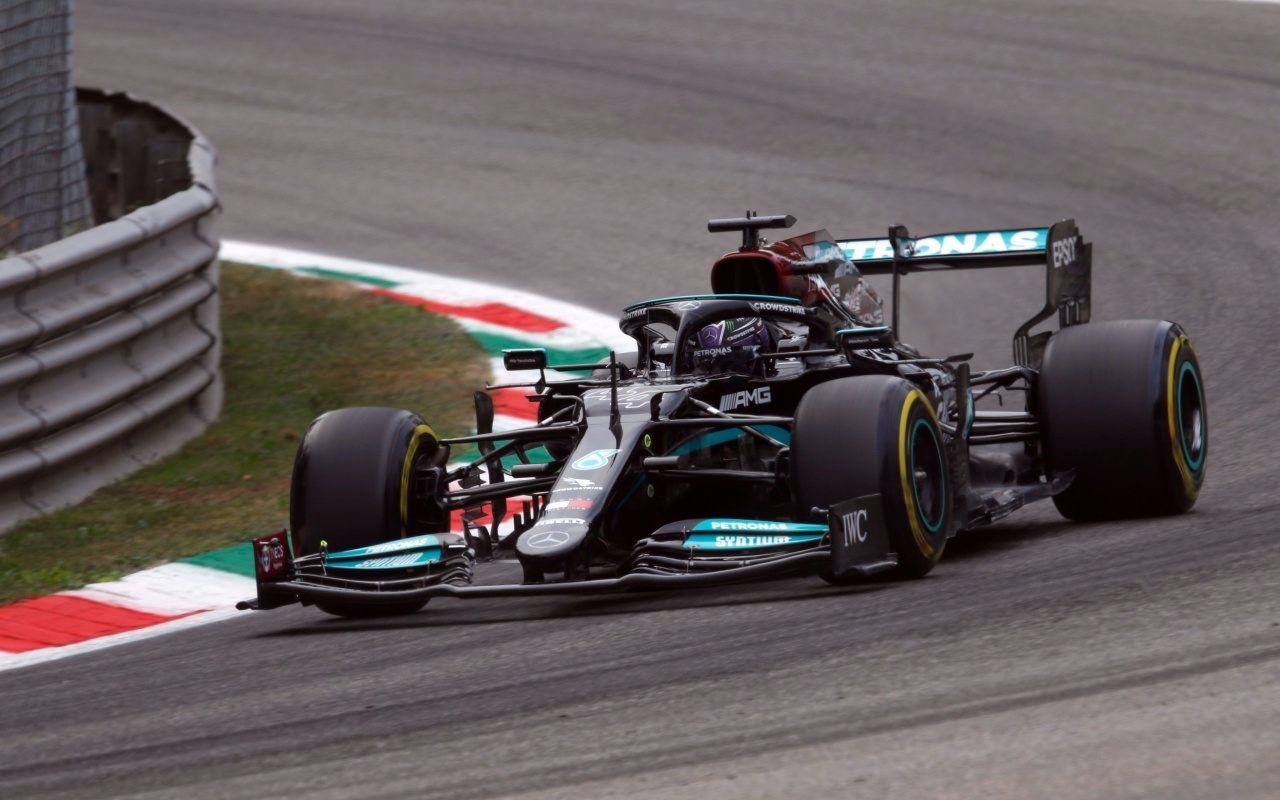 Hamilton somete a Verstappen en la primera sesión de libres en Monza