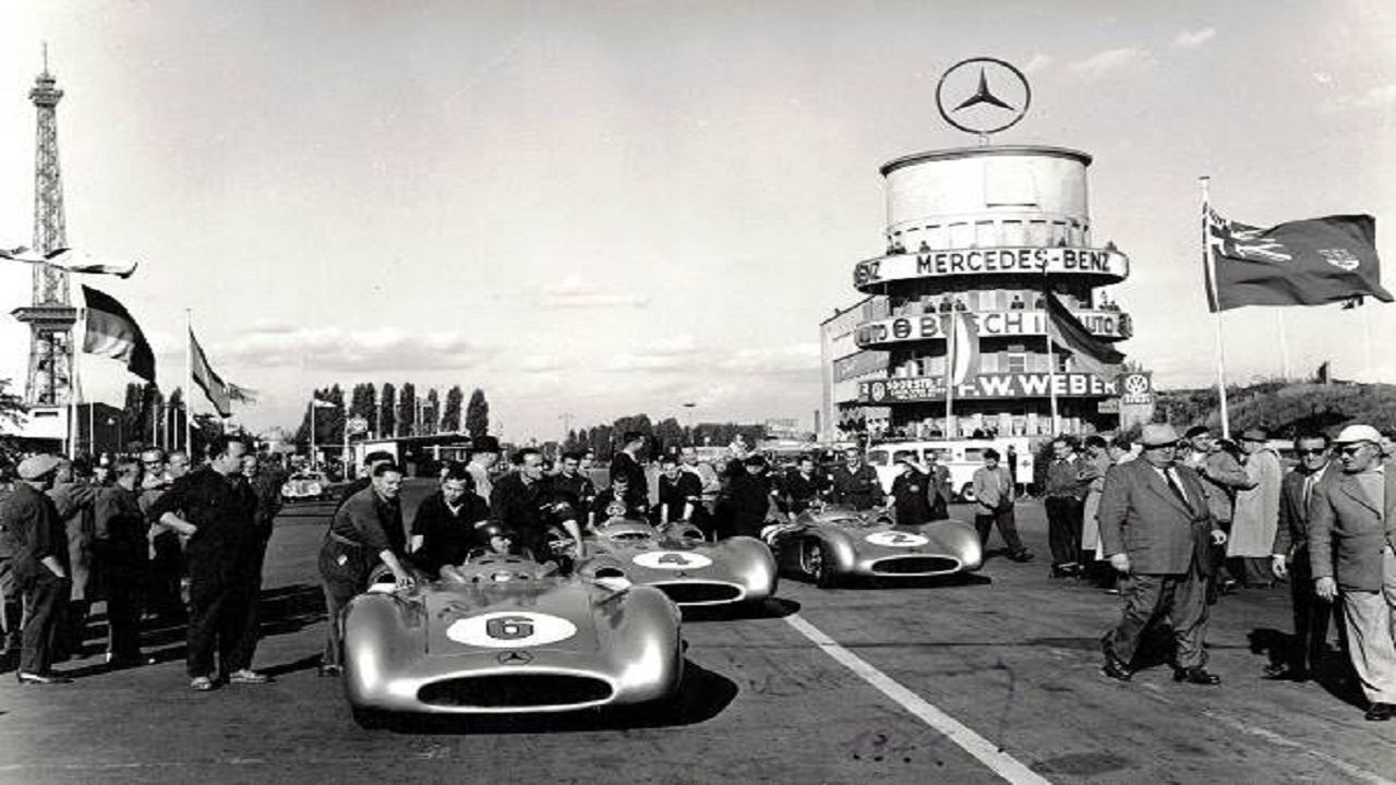 Los Mercedes W196 de Kling y Fangio en la salida en AVUS