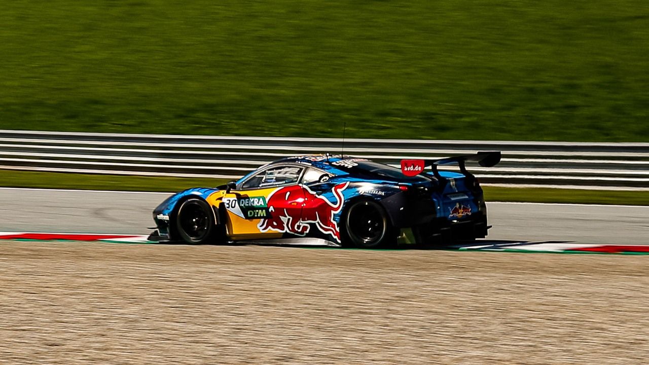 Maximilian Paul y Liam Lawson se reparten los libres del DTM en Austria