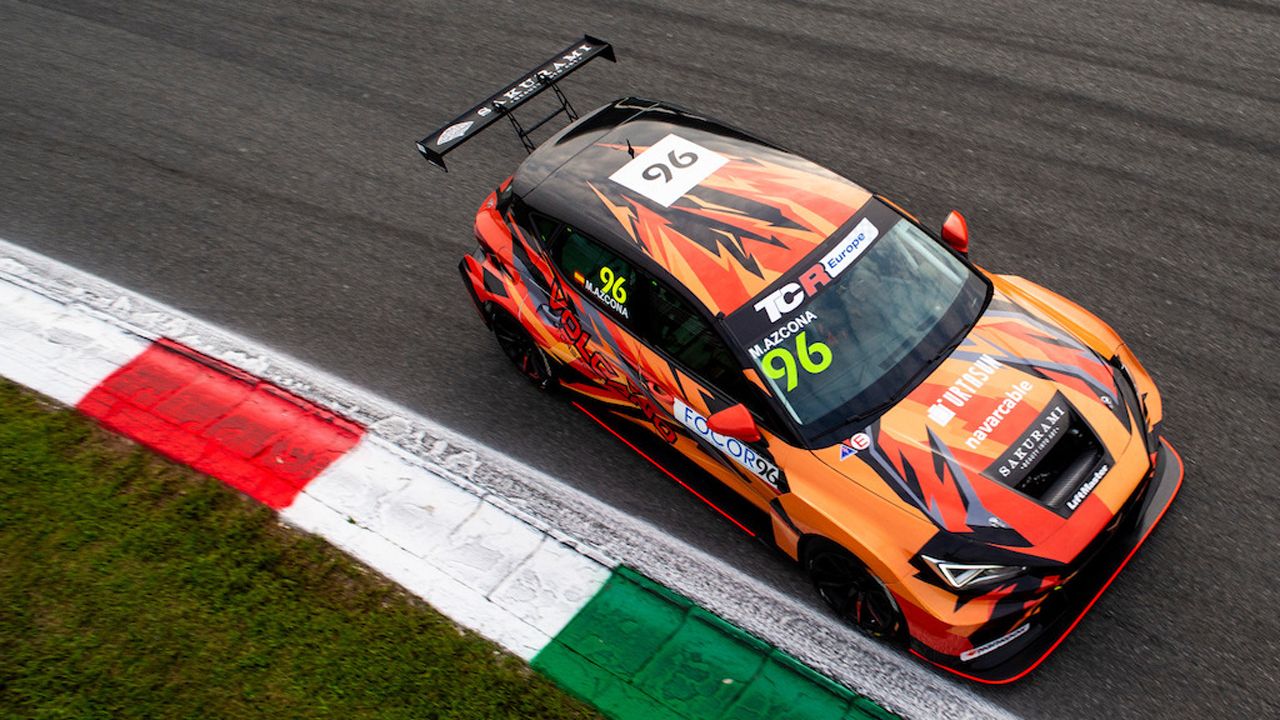 Mikel Azcona utiliza el 'parón' de WTCR para acariciar el título del TCR Europe