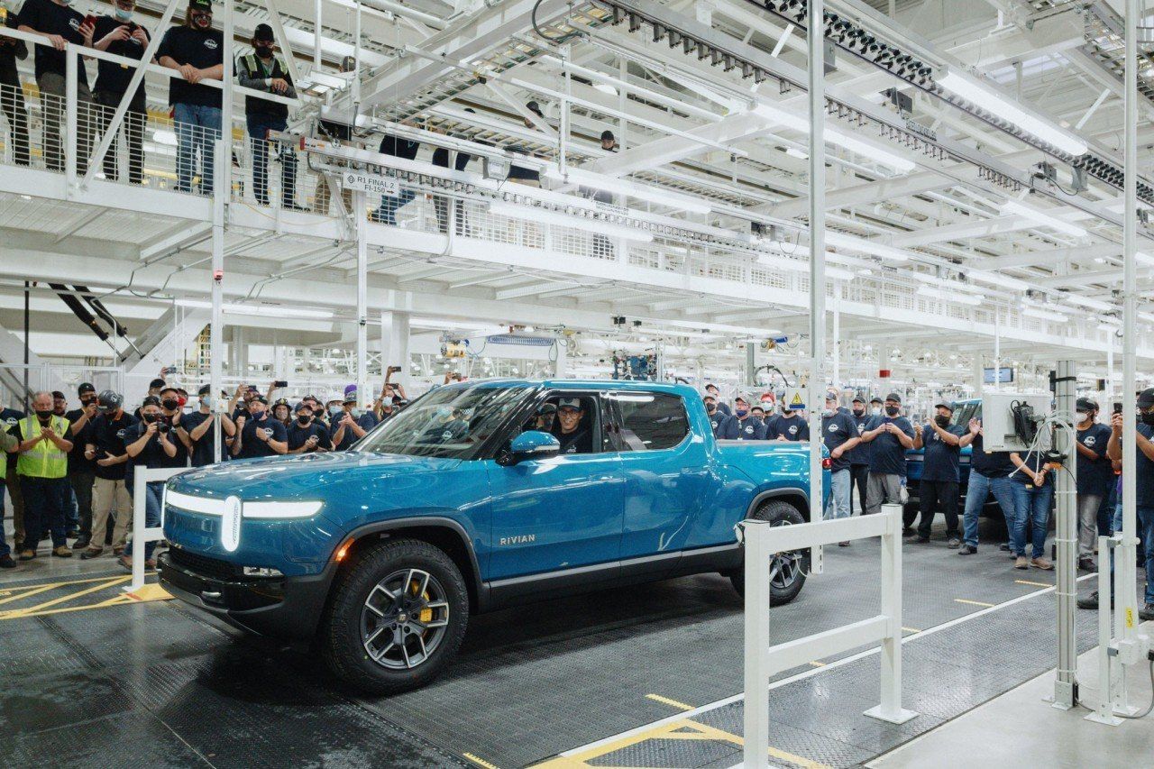 Los primeros Rivian R1T Launch Edition salen al fin de la cadena de montaje