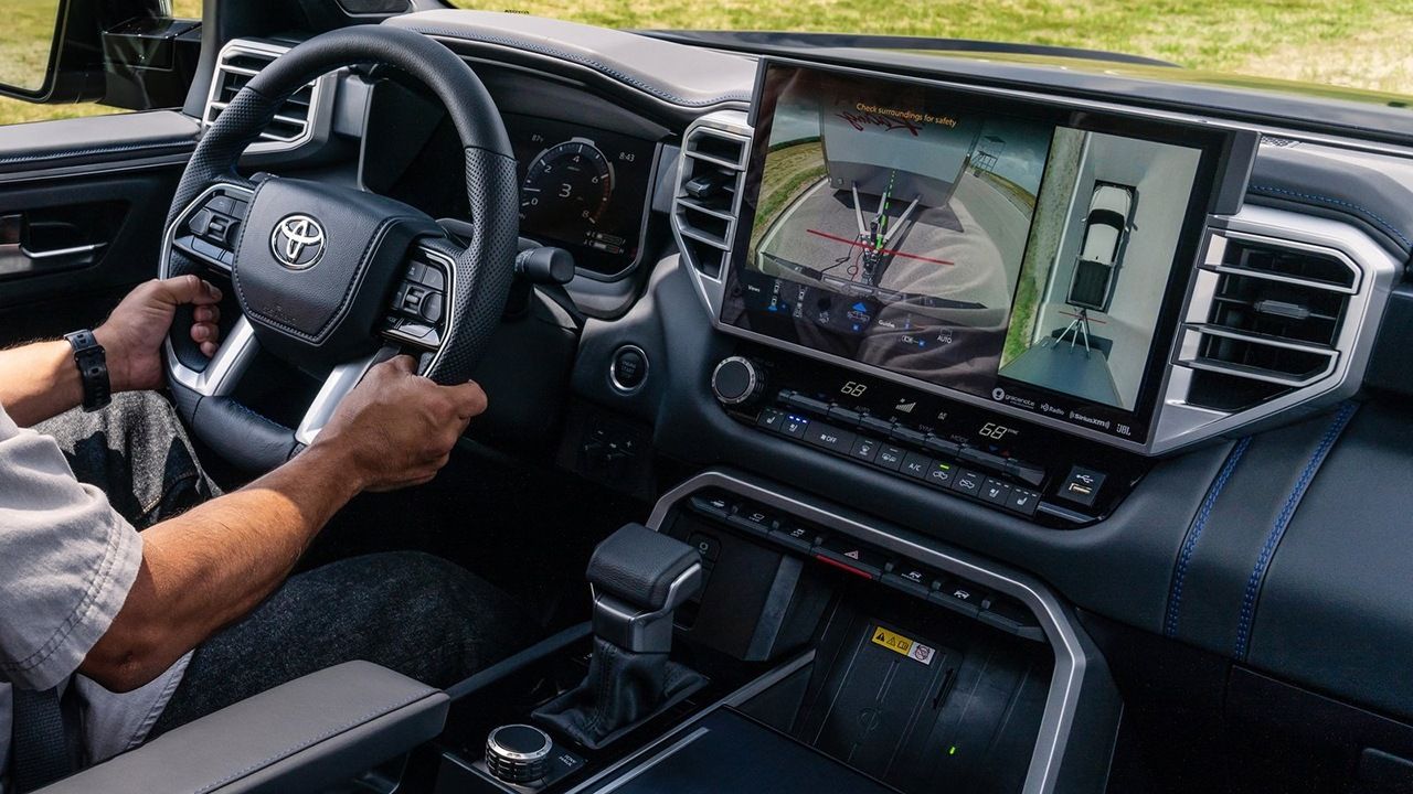 Toyota Tundra 2022 - interior