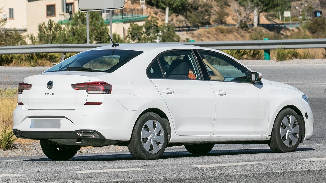 Volkswagen Polo Sedán 2023 - foto espía posterior