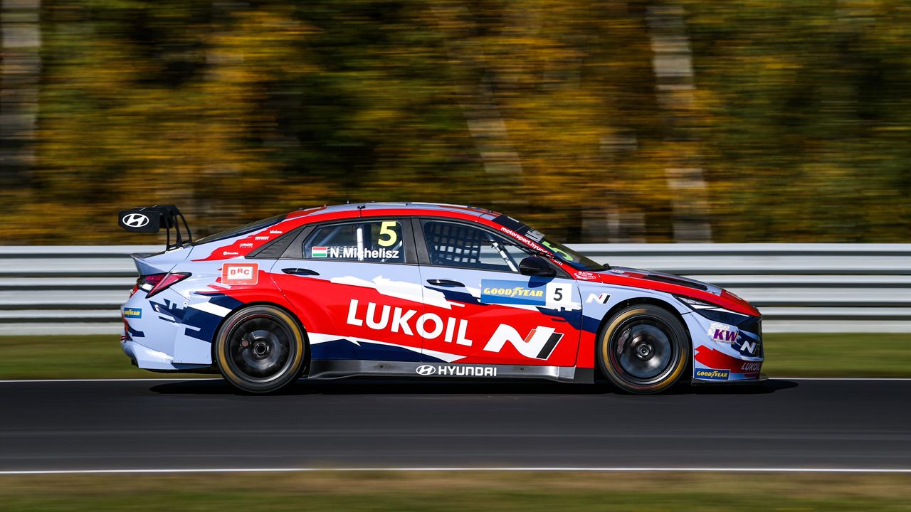 Azcona y Michelisz lideran los libres del WTCR en el Autódromo de Most