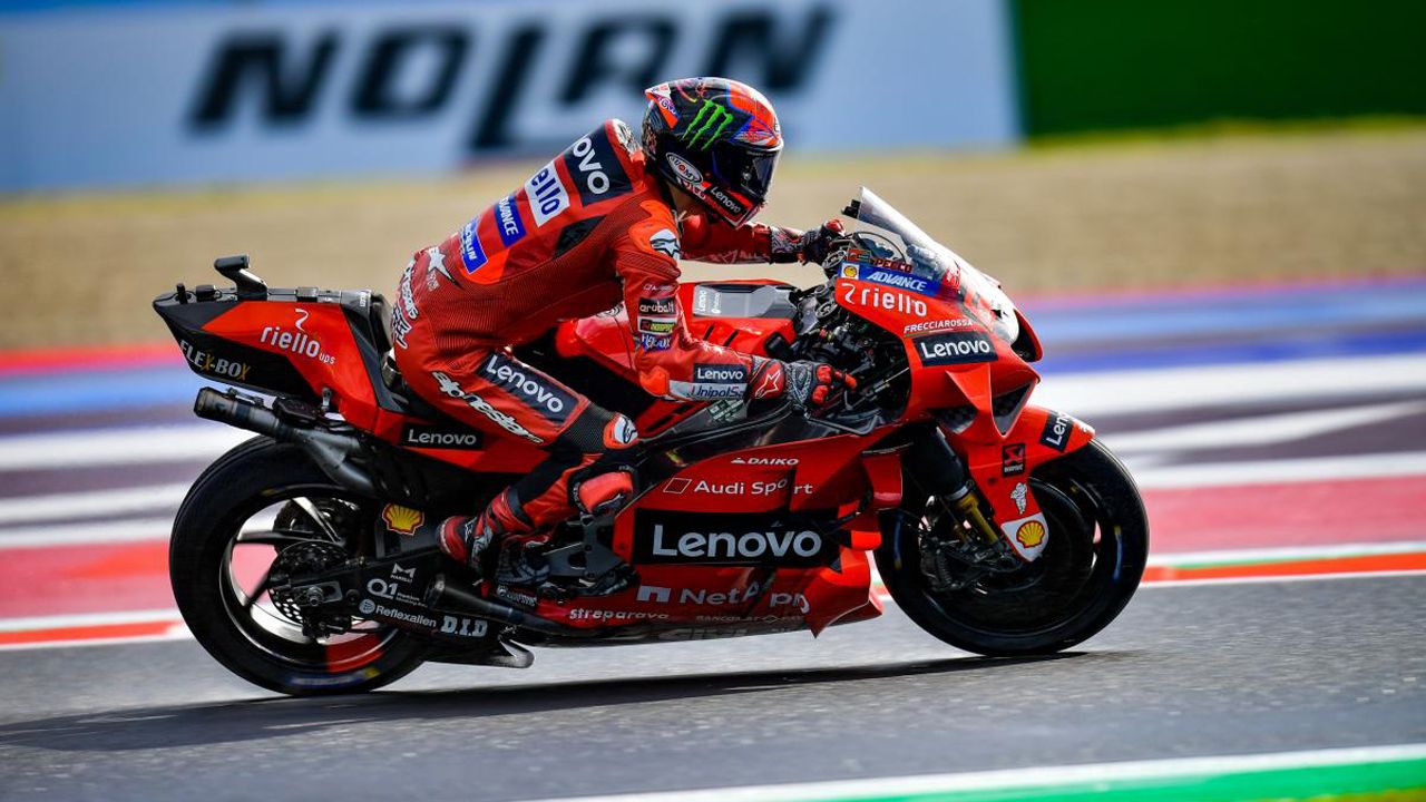 Bagnaia cumple, logra la pole en Misano y mete presión a Quartararo