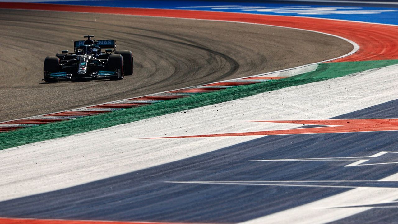 Bottas, el más rápido de unos libres que empezaron con avería de Alonso