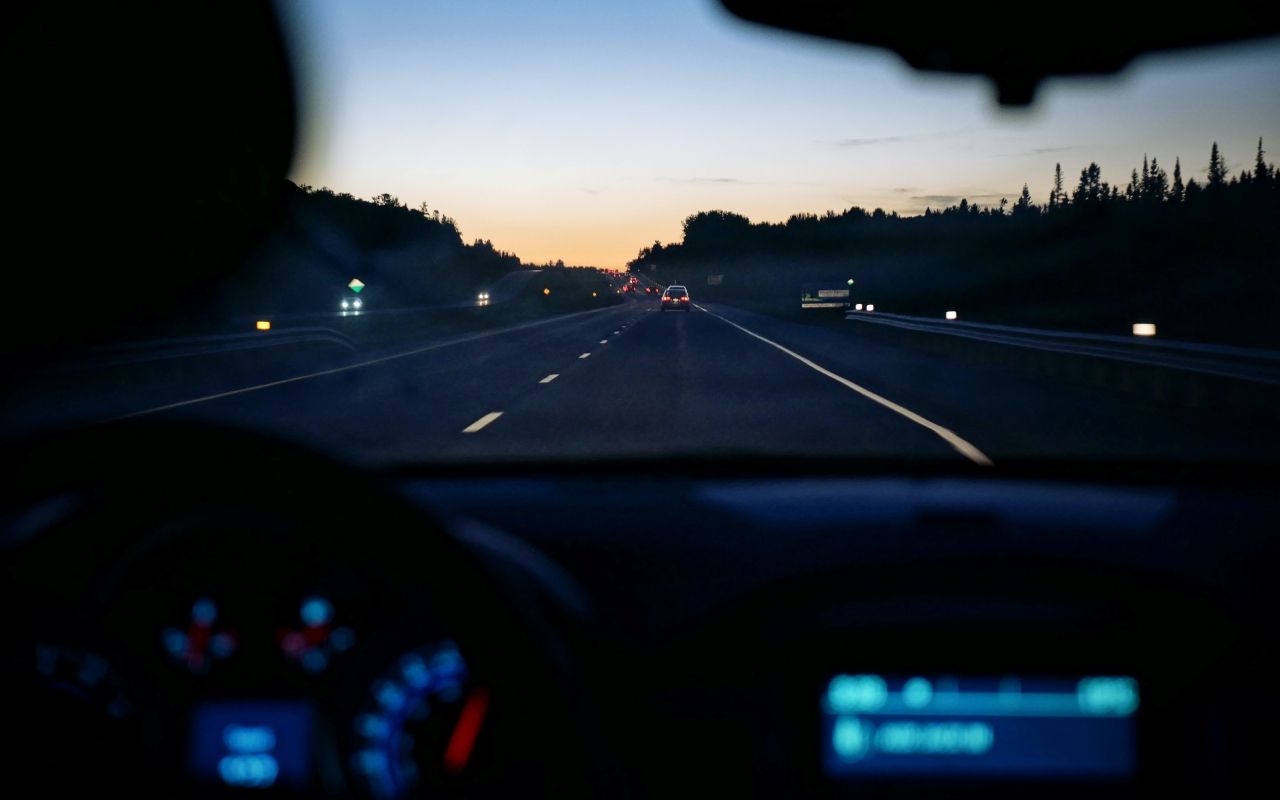 Conducir de noche: esto es lo que debes saber para hacerlo con seguridad