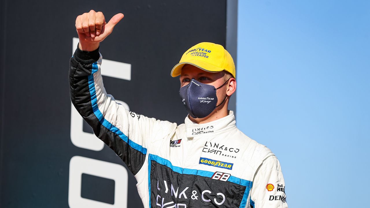 Ehrlacher sigue de líder del WTCR, Guerrieri y Azcona se acercan en Most