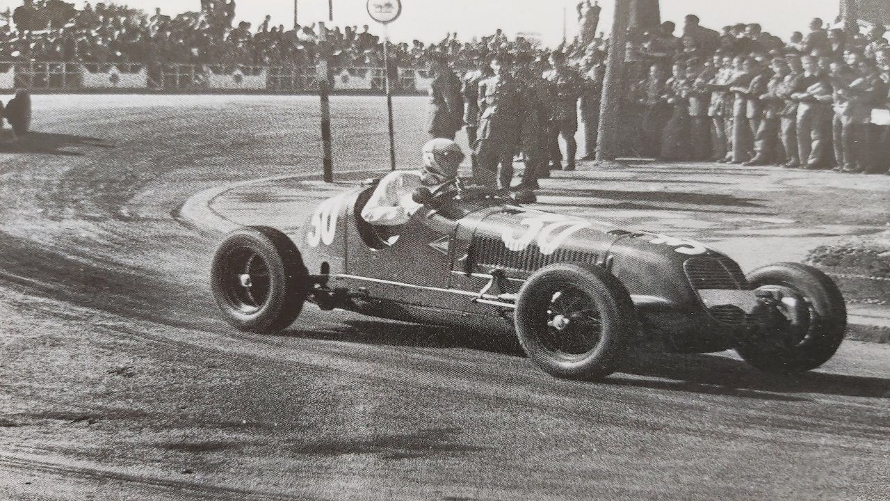 Alberto Puig Palau con su Maserati 6CM