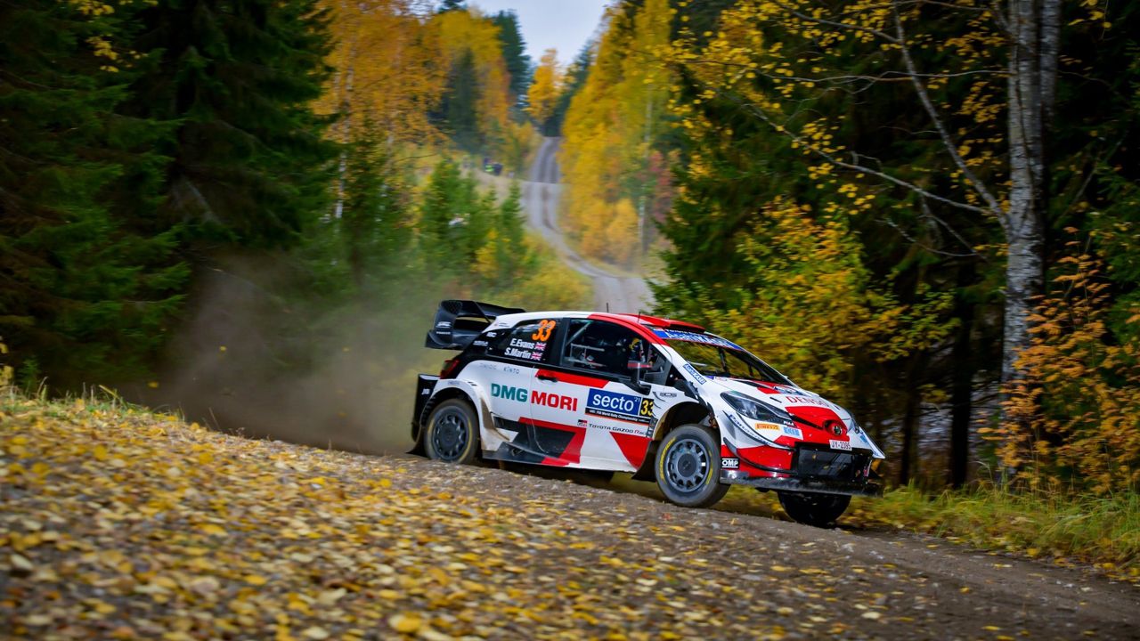 Elfyn Evans gana ventaja sobre Ott Tänak en el Rally de Finlandia