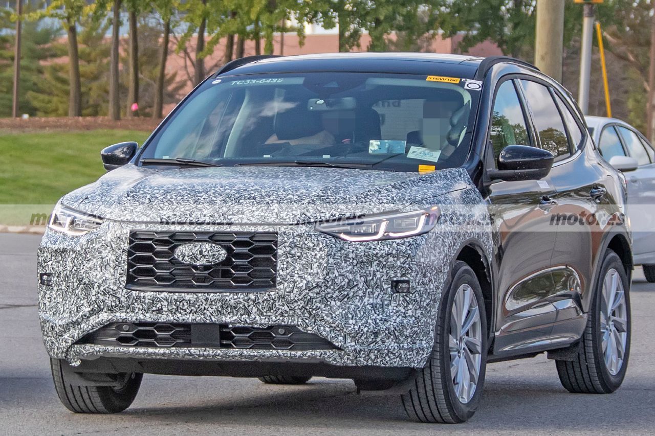 Dos prototipos del Ford Kuga Facelift 2023 cazados con todo lujo de detalle